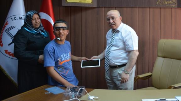 İl Milli Eğitim Müdürümüz Abdurrahman SEVGİLİden engelli öğrencimize tablet