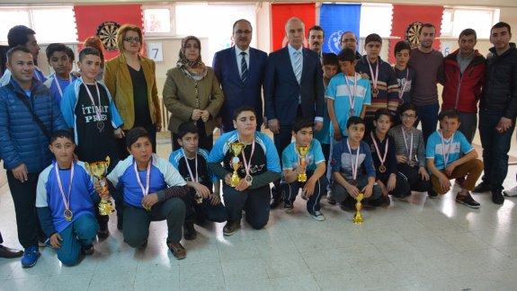 Müdürümüz H.M.ve N.E. Zeytçioğlu İlkokulu ve Ortaokulunu Ziyaret Etti ve Dart Turnuvasına Katıldı