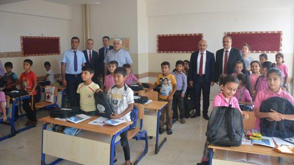 Kilis Belediyesi tarafından Mehmet Zeki Taşçı İlkokulu’nda Eğitim Gören Öğrencilere Çanta ve Kırtasiye Malzemesi Dağıtıldı.