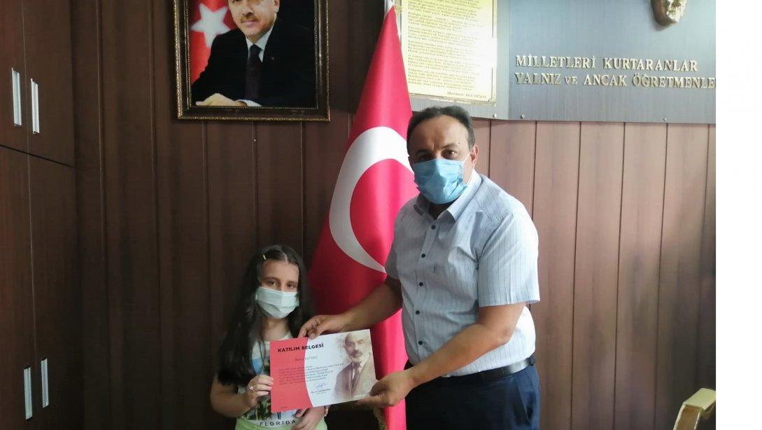 İstiklal Marşını Güzel Okuma Yarışmasında İl Birincisi Olan Bahar BATMAZ'a Ödülünü İl Müdürümüz Sayın Mehmet Emin AKKURT Takdim Etti.