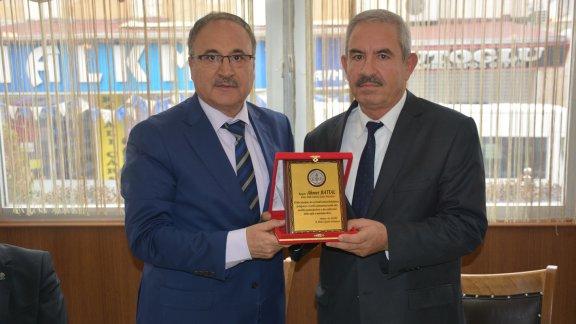 Emekliye Ayrılan Şube Müdürü Ahmet BATTAL ve Maarif Müfettişi Mehmet ÖZMERMER ´ e Plaket Verildi.