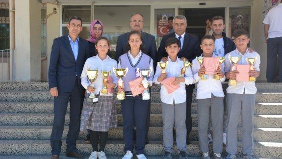 Mehmet Temel Ortaokulu Öğrencilerinden Müdürümüze Ziyaret