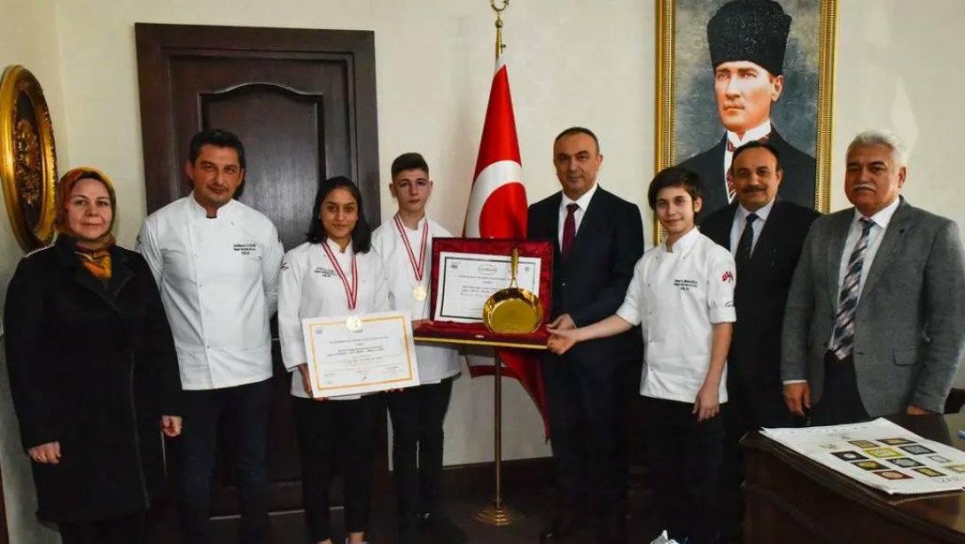 Modern Türk Mutfağı Yarışmasında Altın Madalya ve Altın Tava Ödülü Alan Öğrenci ve Öğretmenlerimiz Valimiz Sayın Recep SOYTÜRK'ü Makamında Ziyaret Etti
