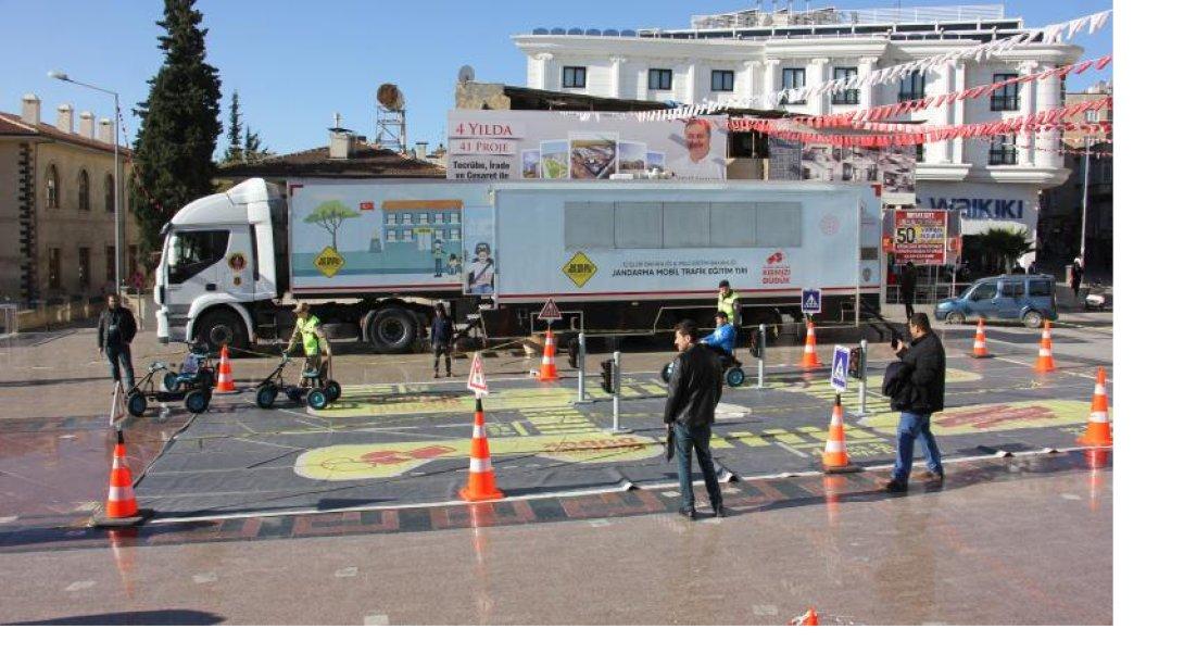 Jandarma Mobil Trafik Eğitim Tırı Kilis'te Öğrencilerimizle Buluştu
